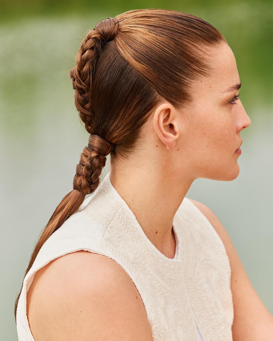 ✨ Éveil – chapitre 2, collection Printemps Été 2025 ✨

Découvrez le look Pipe Braid, une tresse graphique et ultra structurée qui réinvente les codes des attaches traditionnelles.

Et pour une tenue parfaite, un rendu lisse et brillant, utilisez la laque Elastic OSIS+ de chez  et son sérum de finition.

Vous voulez avoir le même look ? Rendez-vous en salon, lien dans la bio !
