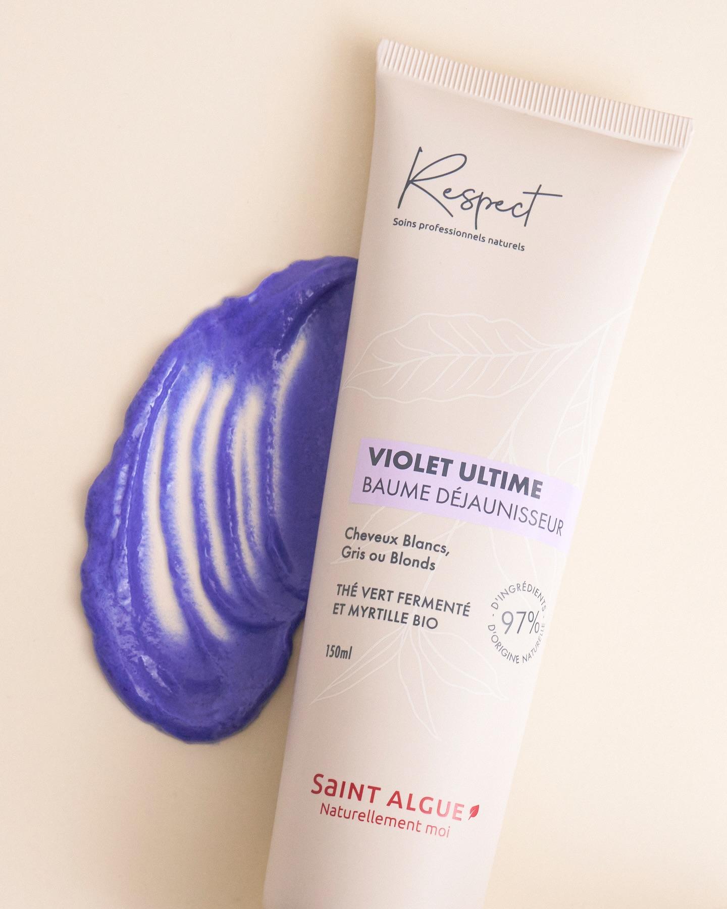 Dites adieu aux reflets jaunes avec notre baume déjaunisseur Violet Ultime 💜 
Formulé à base de thé vert fermenté et myrtille bio, il prend soin de vos cheveux blonds, gris ou blancs tout en ravivant leur éclat naturel 😍

🌿 Composé à 97 % d’ingrédients d’origine naturelle, il neutralise les reflets indésirables en douceur, sans compromis sur la sensorialité.

✨ Résultat, une chevelure lumineuse, froide et parfaitement nuancée, en toute naturalité.

  ​