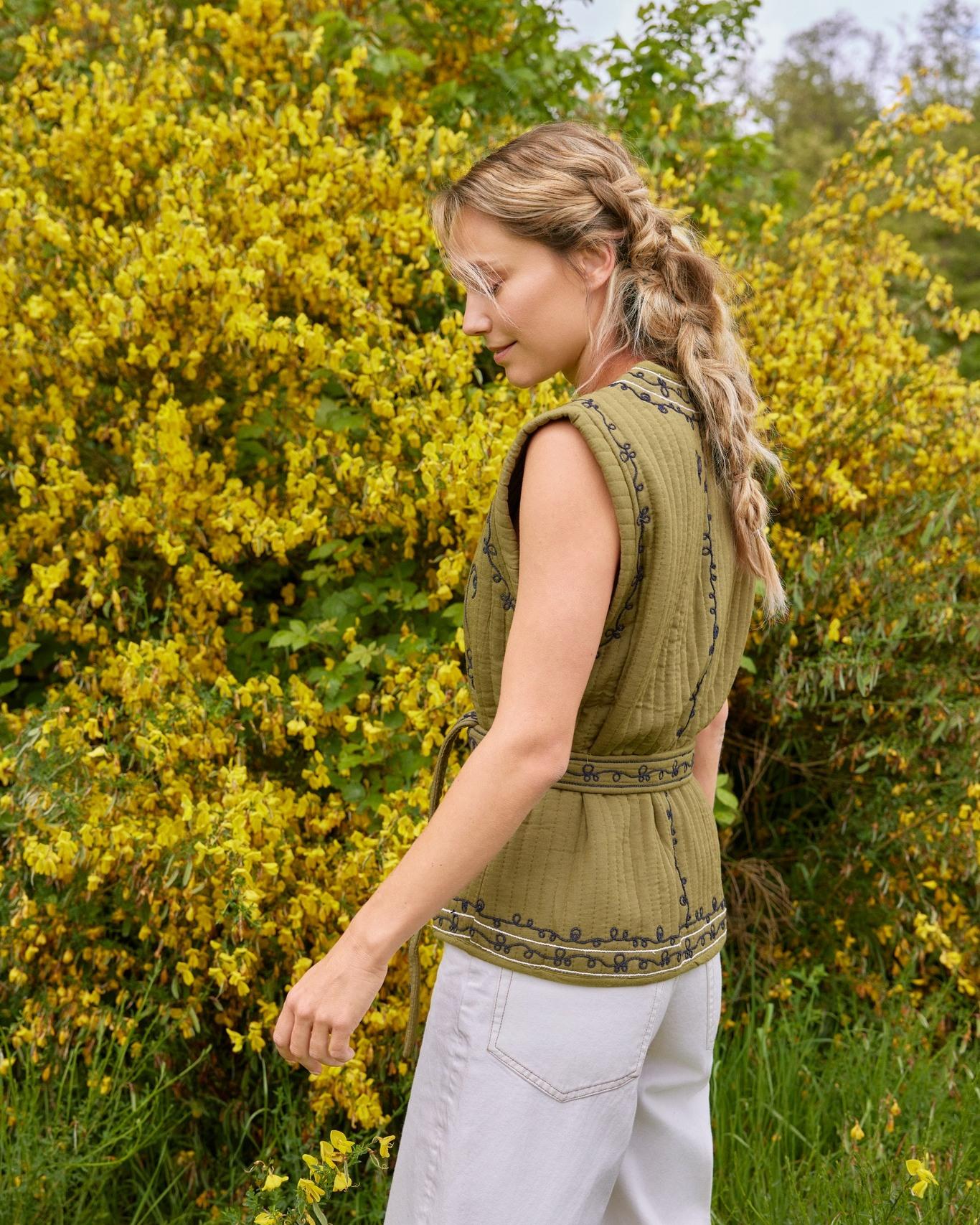Une tresse bohème qui se fond parfaitement dans la nature.​

Un look à la fois romantique et sauvage, pour une allure libre et poétique. ✨💛​