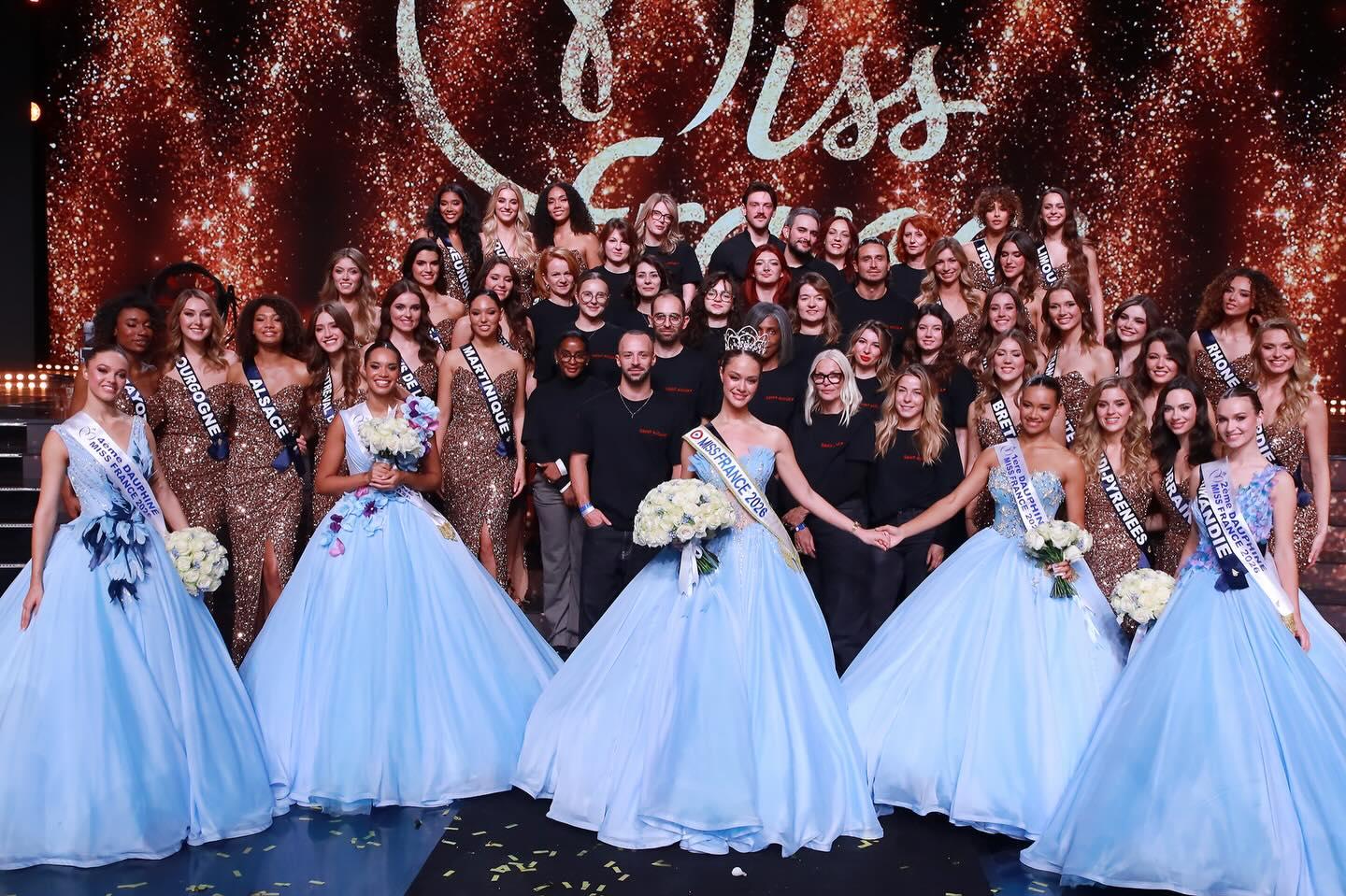 Félicitations à toute l’équipe de coiffeurs , partenaire officiel coiffure @missfranceoff depuis 1989, qui a sublimé les chevelures des candidates tout au long de l’élection  !

Encore bravo à toutes les candidates pour ce superbe événement et à @hinaupokodevezeoff, notre Miss France 2026 👑✨

 

Crédit : @alexsarmientophotographer 

👏👏👏 @dmartin_d @emma_guerri_ @hln_sturm @clarawolfer @audreypintodemiranda @julienparreiral @chrisnael @mariebrt_pro @lorraine_chr @beresowskybml @ludo646 @stacy.crvs @lucie_lesaux_hairstyles @anais.m_njassocies @personelise @saintalguetours @saintalguebrestcentre @saint_alguebernay @saintalgue.landerneau @saintalguestavertin @saint_algue_segny @saintalgueannequin @saintalguemontlucon @saintalguesarrebourgcarrefour @saintalguebidart @romeo.prsstt
