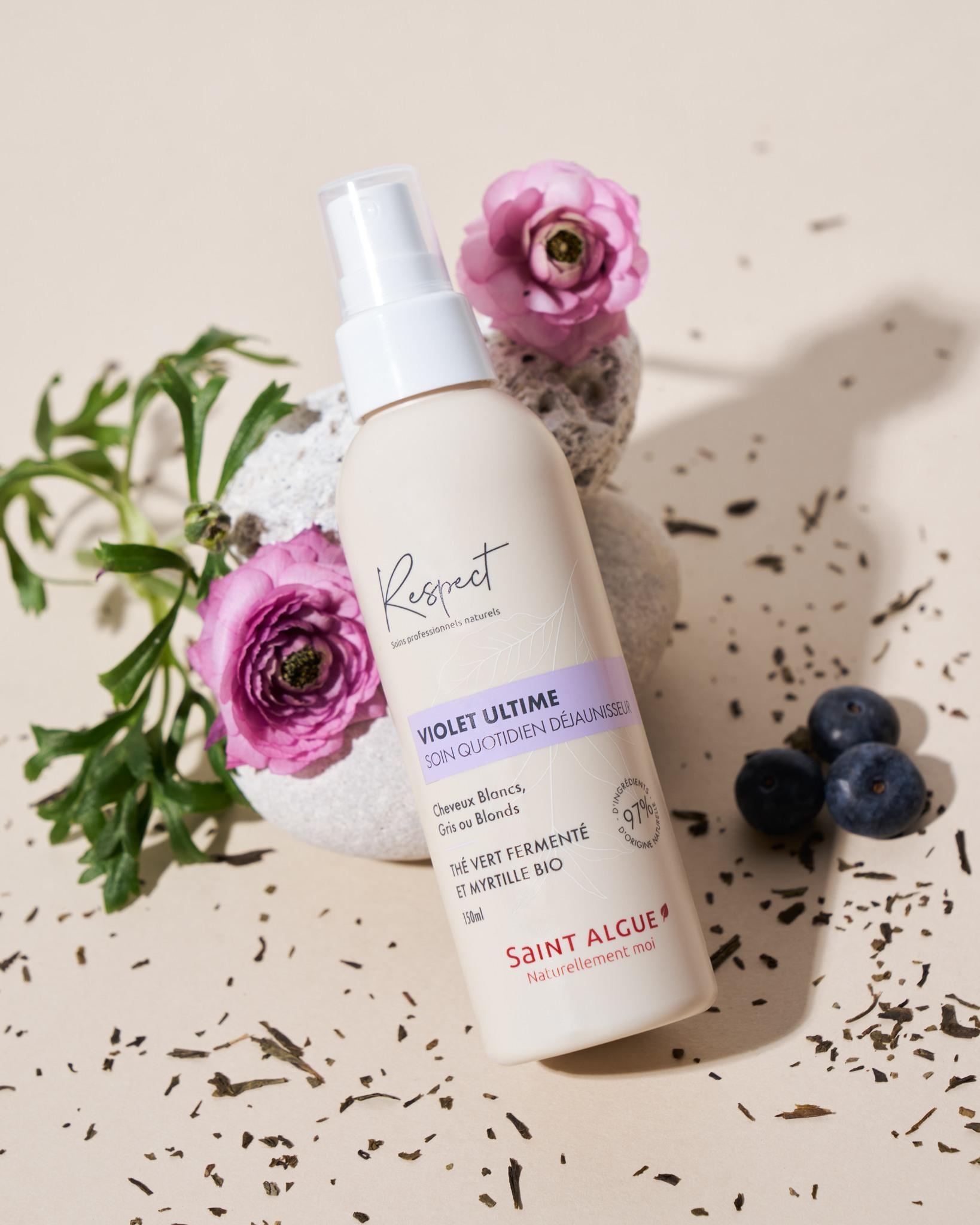 🌿✨ Un soin déjaunisseur naturel et efficace ✨🌿

Grâce à sa formule enrichie en thé vert fermenté, ce soin offre un boost naturel d’efficacité 💪🌱. 

La fermentation optimise les bienfaits des ingrédients pour sublimer vos cheveux blancs, gris ou blonds. 💜

Mode d’emploi :
👉 Appliquez 3 à 5 pompes sur cheveux essorés à l’aide d’une serviette. Répartissez uniformément, coiffez et laissez la magie opérer ! ✨💇‍♀️

🌸 Prenez soin de vos cheveux avec  !