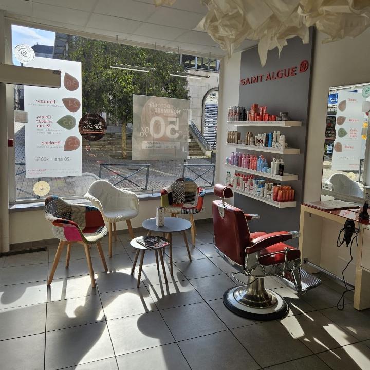 Un espace attente lumineux et moderne, aménagé avec des fauteuils confortables.