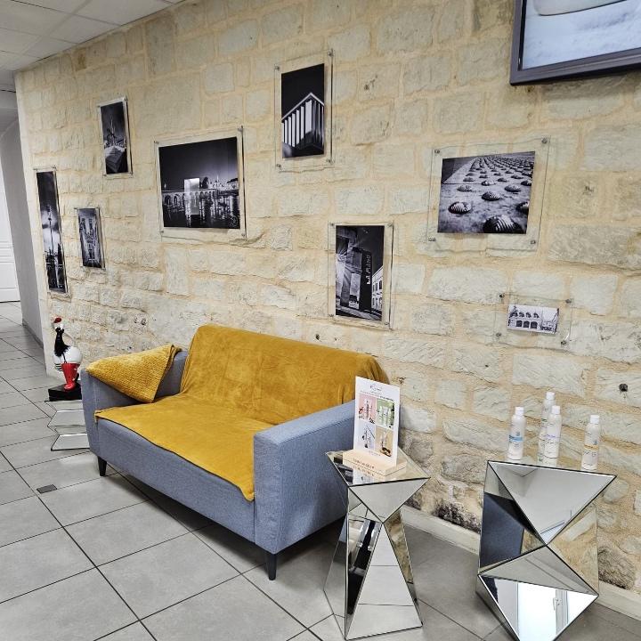 Découvrez un espace détente élégant et apaisant au sein de votre salon. Saint Algue vous invite à la relaxation, vous permettant de vous déconnecter et de profiter pleinement de votre moment de bien-être.