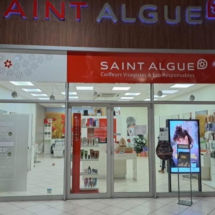 Dans la galerie de Carrefour