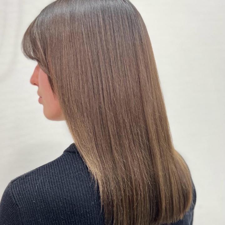 Plongez dans l'univers de la brillance avec notre double Ultra Shane, réalisé grâce au soin profond RTWO de Scharzkopf🤍