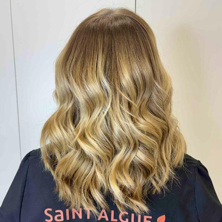 Nouveau balayage couture sur mesure, signature Saint Algue Chalon-sur-Saône, pour un résultat naturel et élégant.